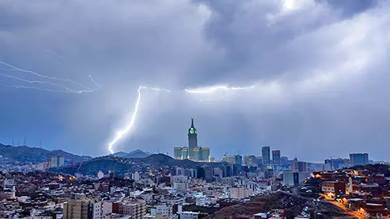 أرصاد السعودية تصدر "إنذارا أحمر" في مكة وتنبه لأمطار غزيرة اليوم السبت